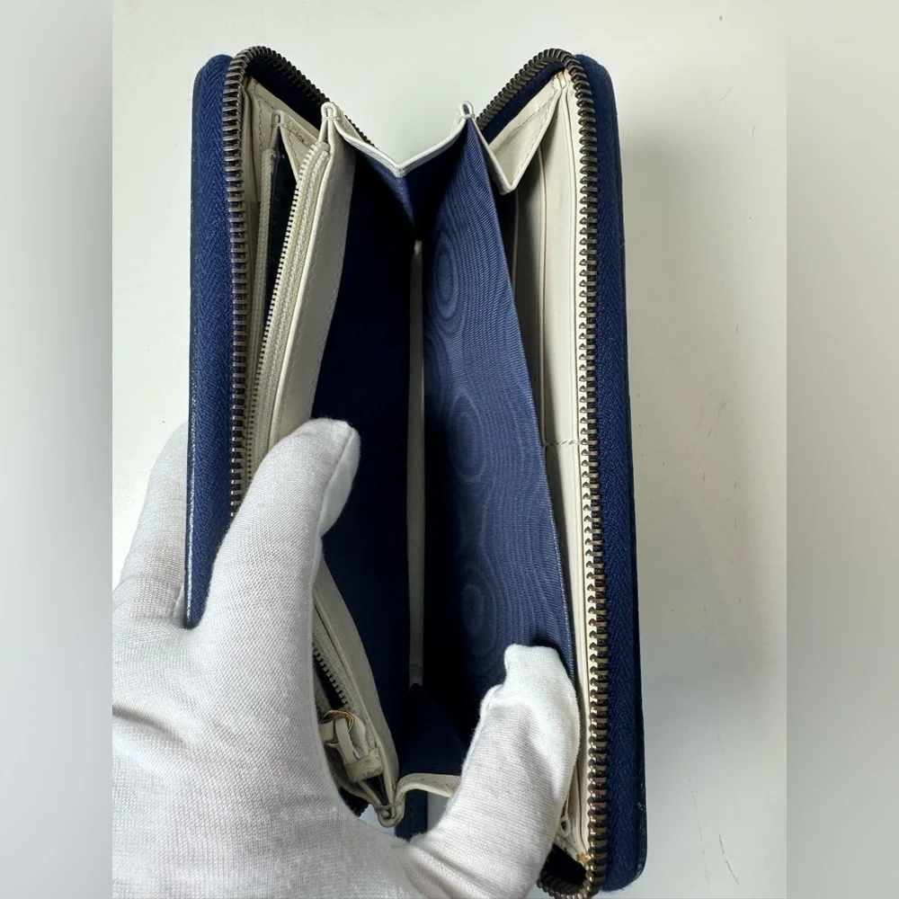 Gucci Women’s Round Long GG Marmont White and Navy Wallet